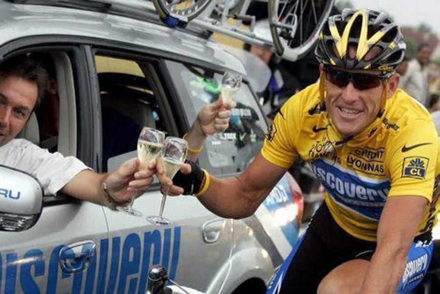 Armstrong festeja su última victoria en París antes que estallara el escándalo por doping.