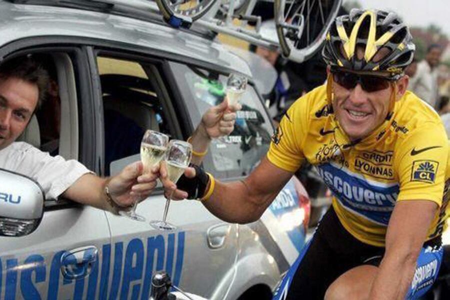 Armstrong festeja su última victoria en París antes que estallara el escándalo por doping.