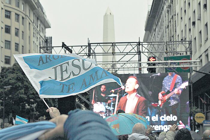 Uno de los espacios detrás del proyecto oficial, Aciera, organizó Argentina Ora, el 25 de Mayo, en el Obelisco.