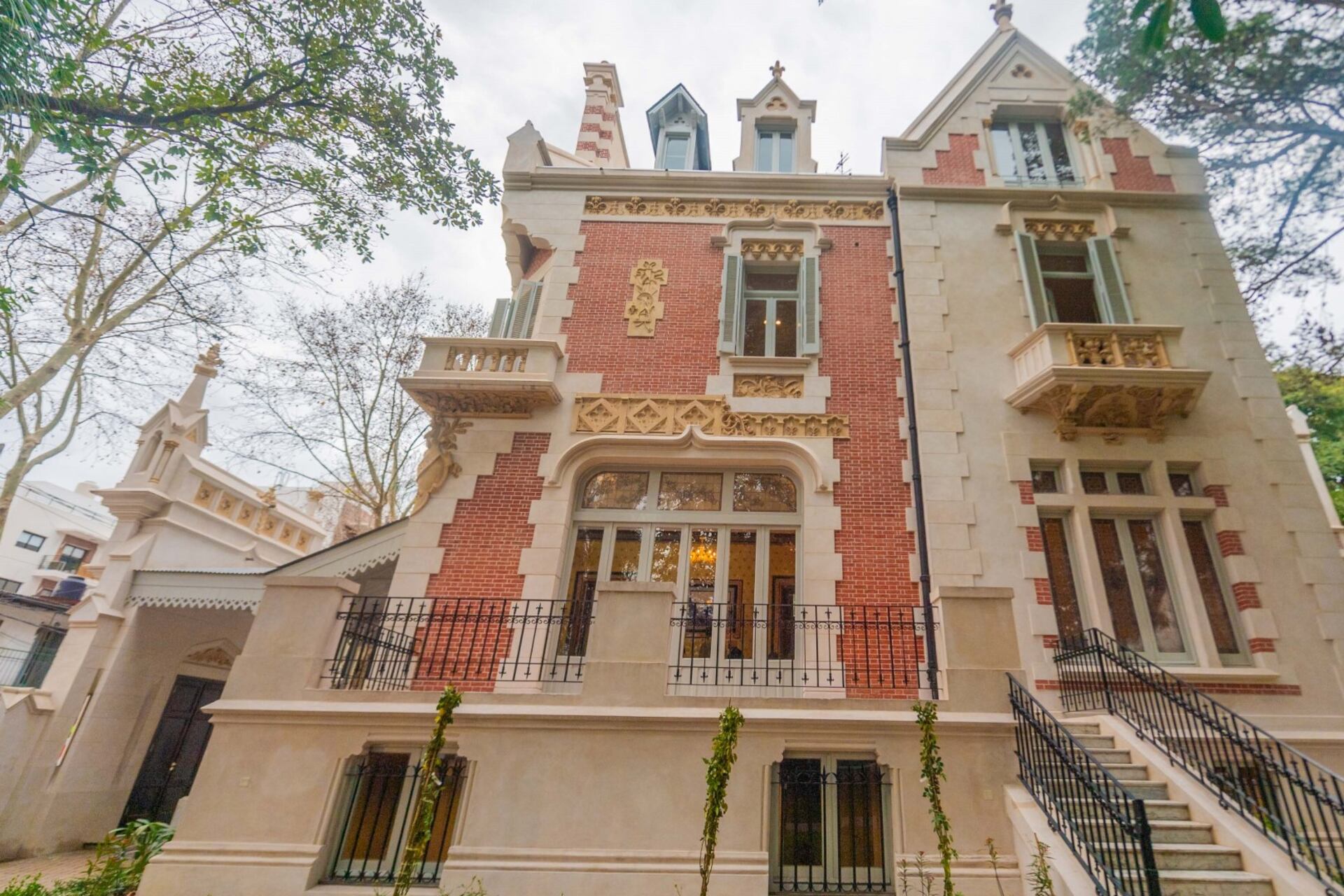 Ubicado en Sarmiento y Lavalle.