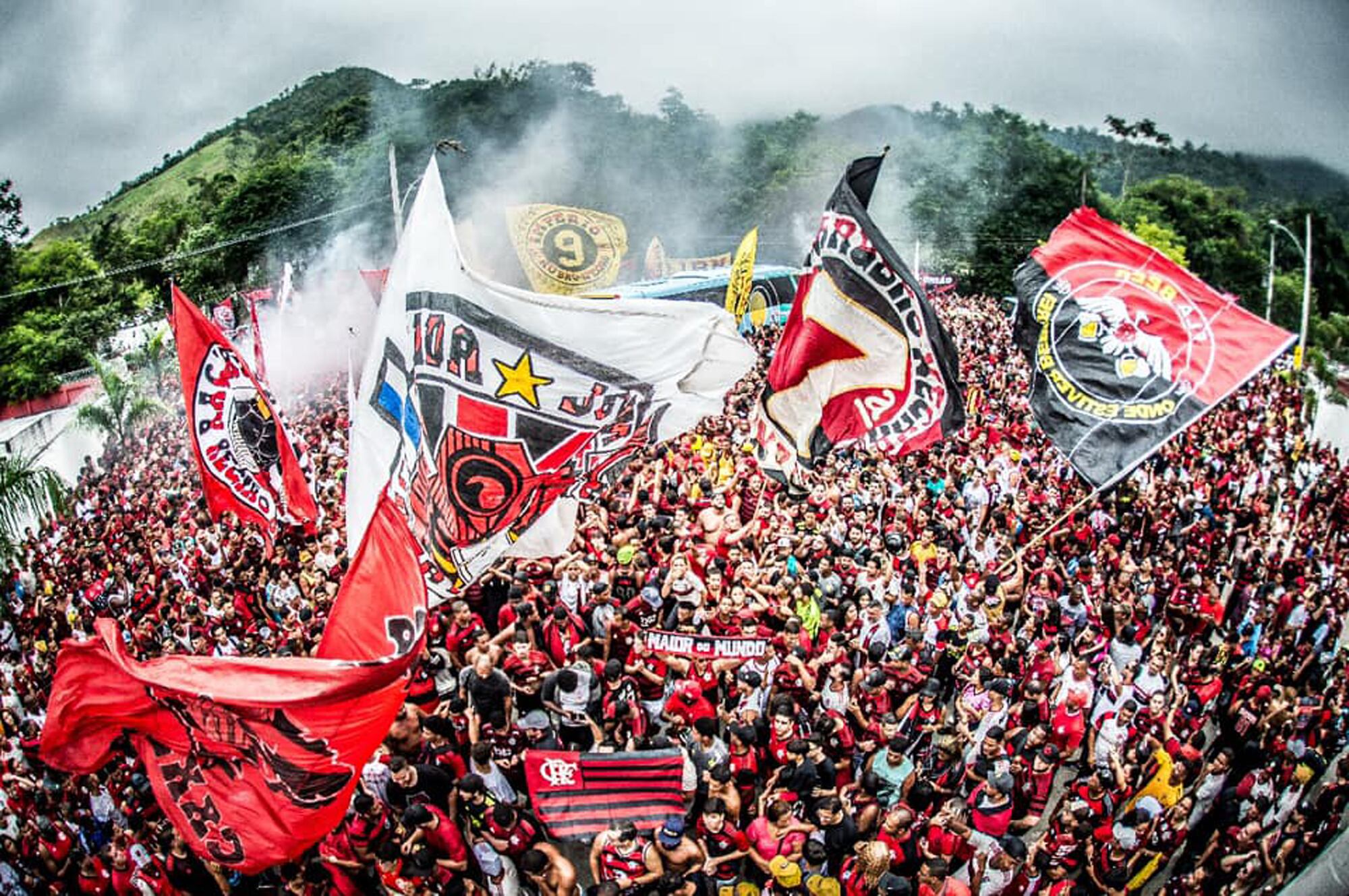 Apoyo multitudinario a los jugadores de Flamengo en Río.