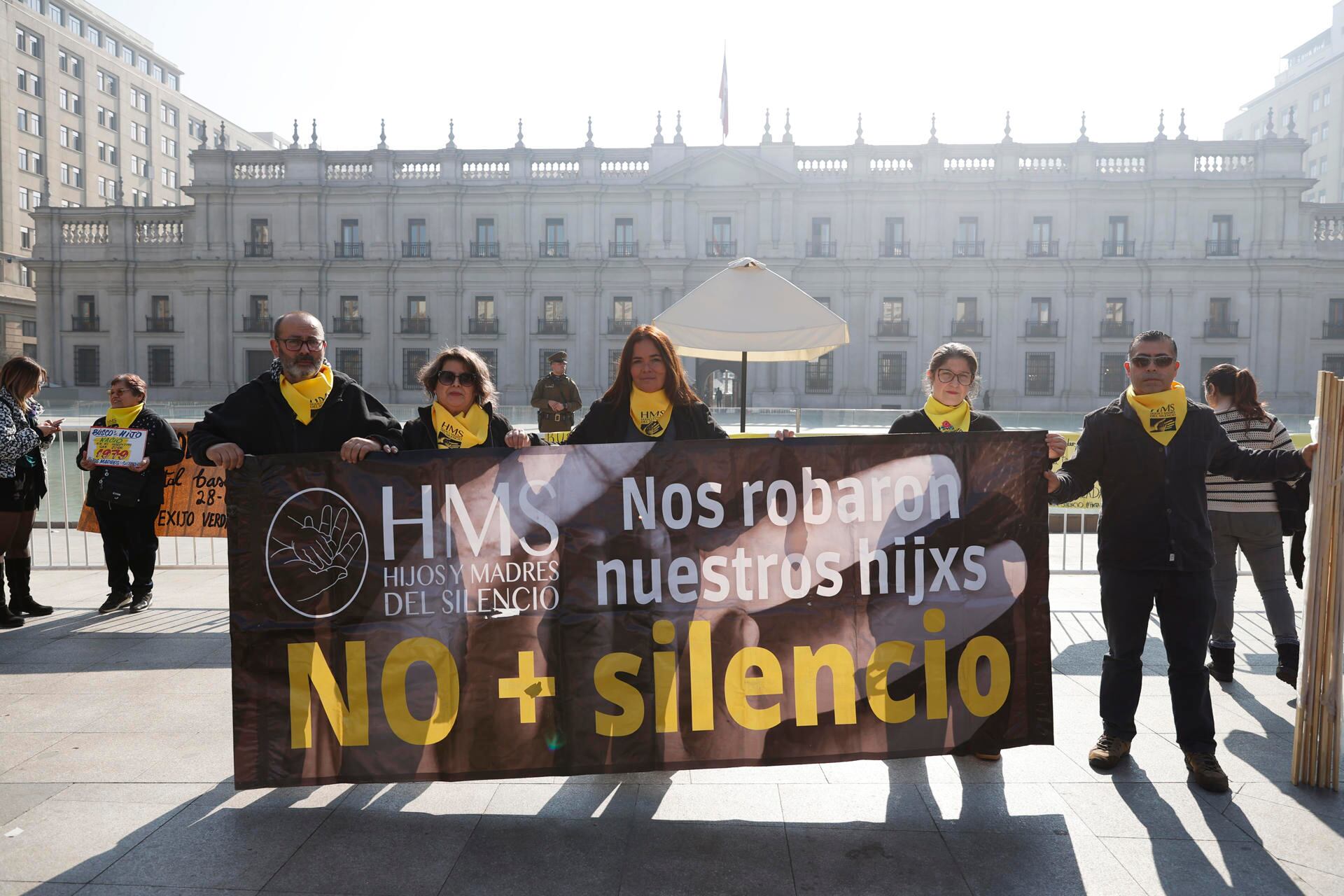 Integrantes de la agrupación Hijos y Madres del Silencio se manifestaron frente al Palacio de La Moneda con pañuelos amarillos y carteles