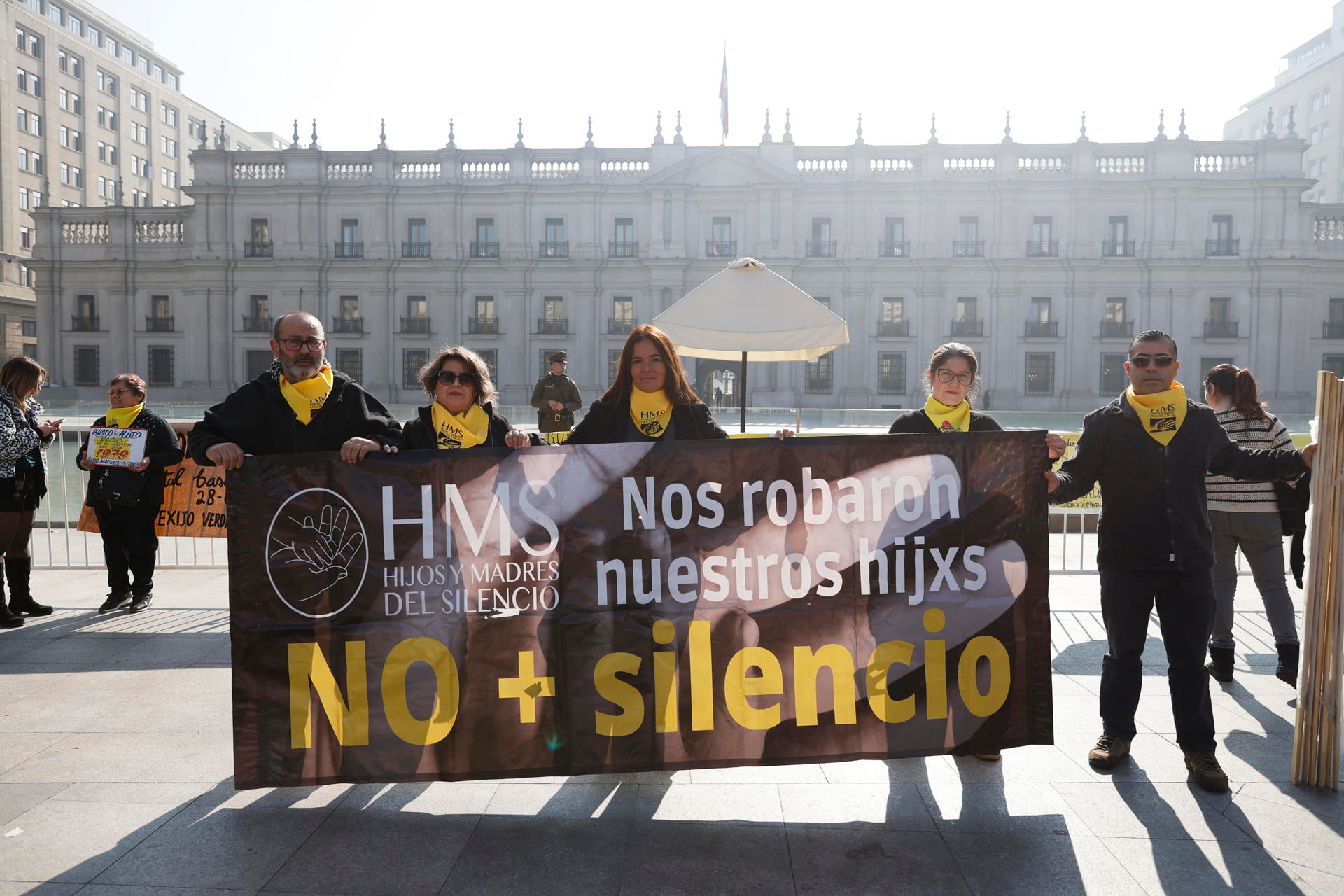 Integrantes de la agrupación Hijos y Madres del Silencio se manifestaron frente al Palacio de La Moneda con pañuelos amarillos y carteles