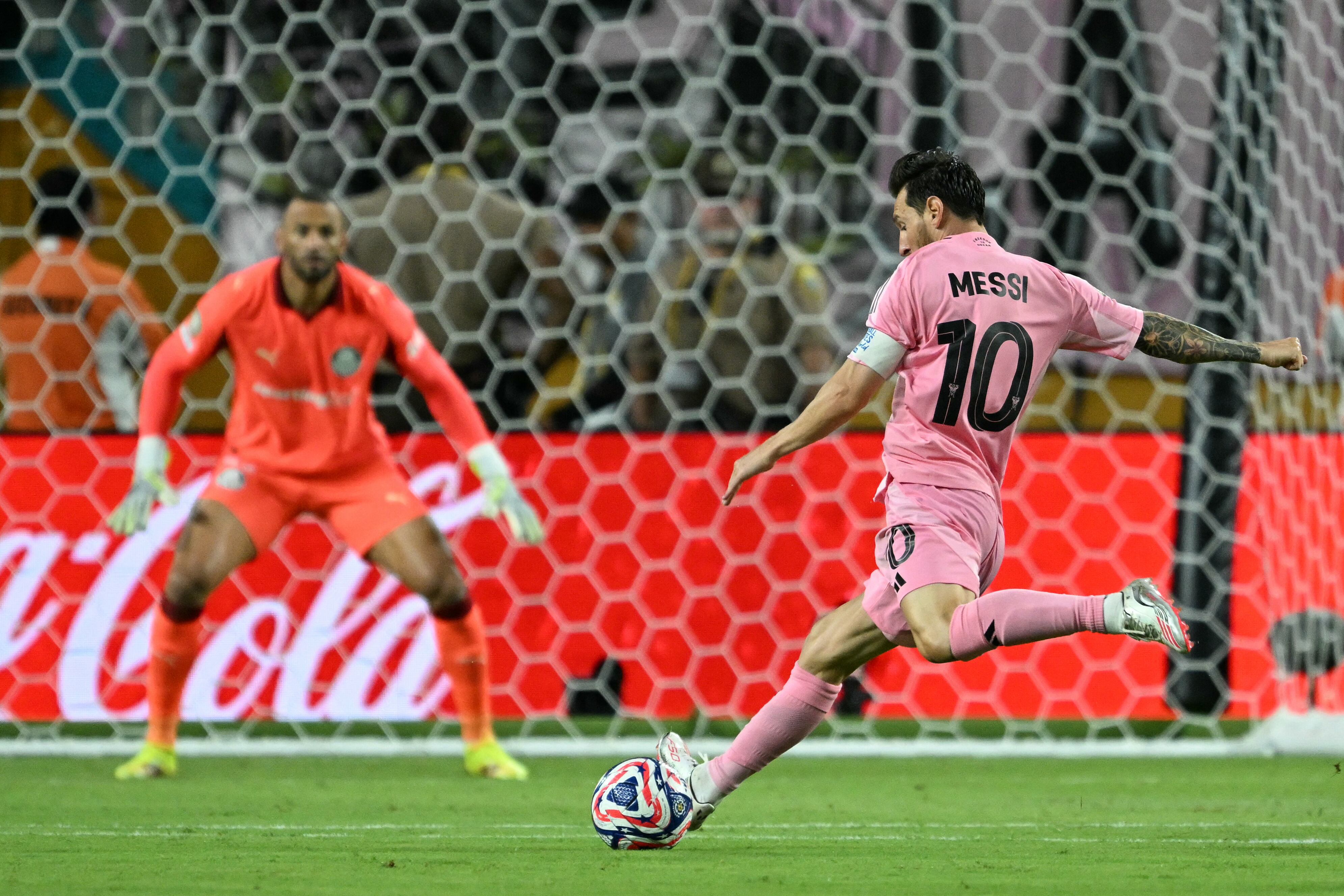 Messi punto de rematar al arco durante el certamen