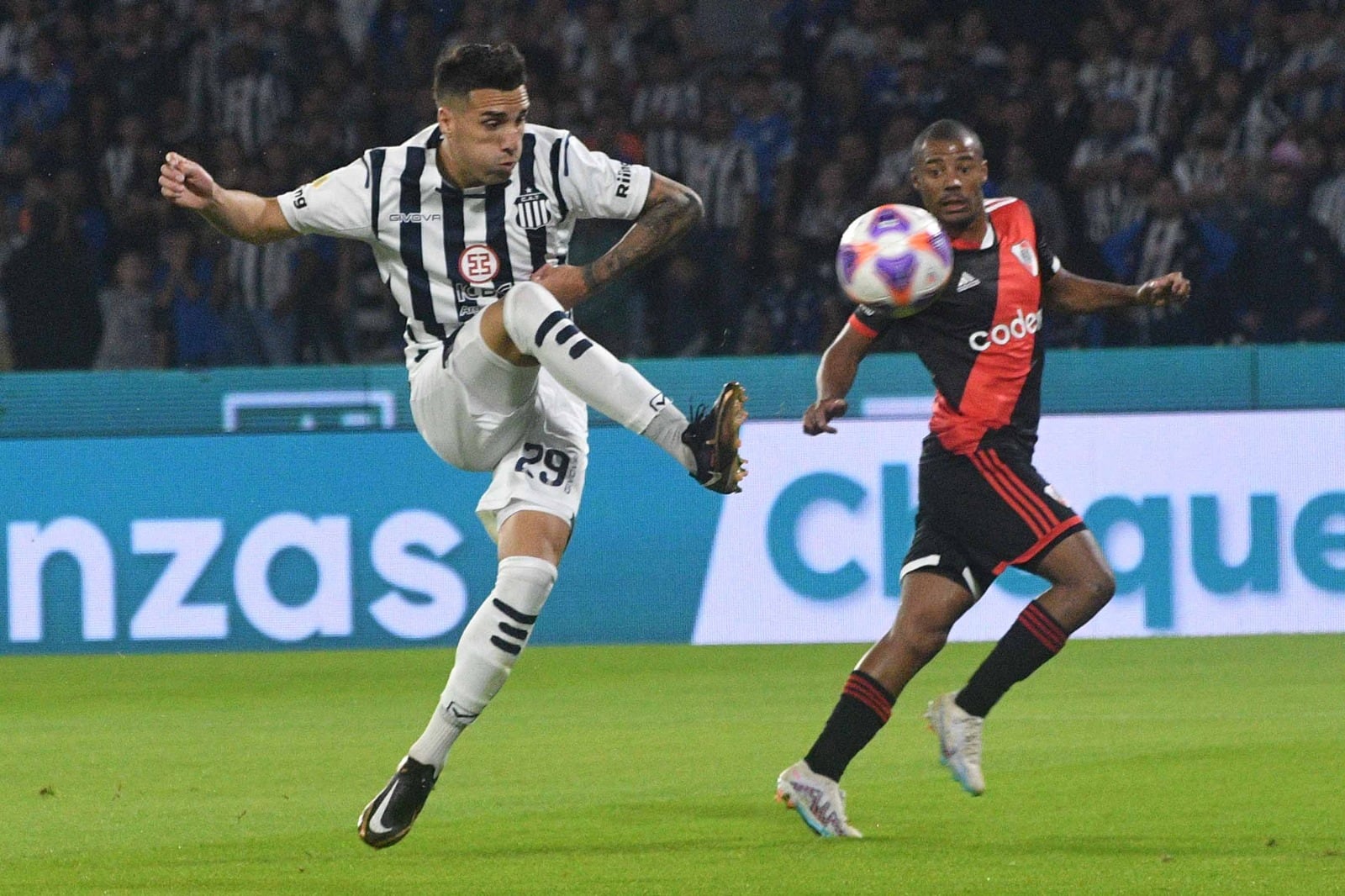 Rodrigo Garro define para convertir uno de los dos goles que marcó