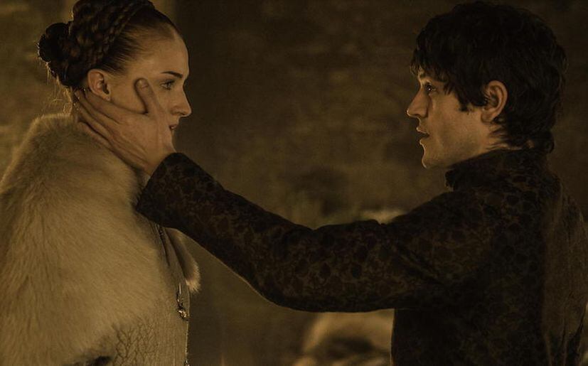 Sophie Turner (Sansa Stark) y Ramsay Bolton (Iwan Rheon) en Game of Thrones.