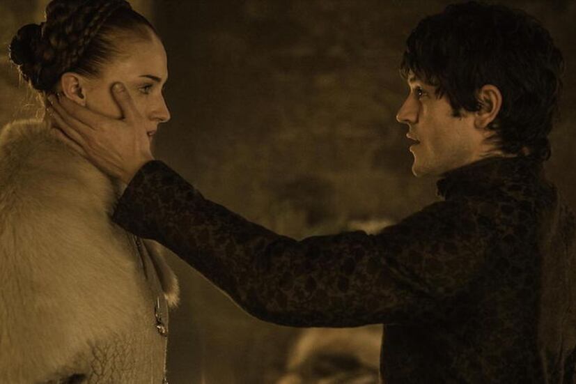 Sophie Turner (Sansa Stark) y Ramsay Bolton (Iwan Rheon) en Game of Thrones.
