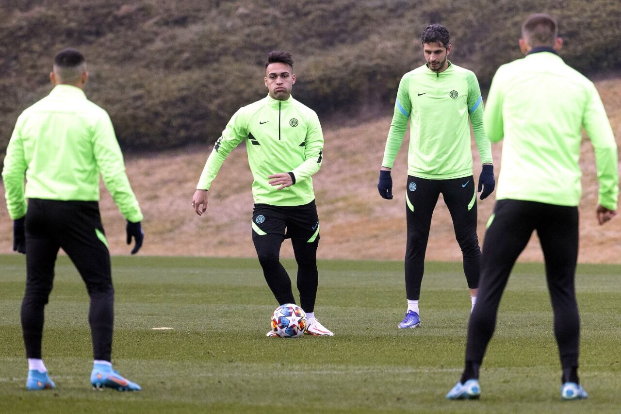 Lautaro Martínez, con la pelota en los pies.