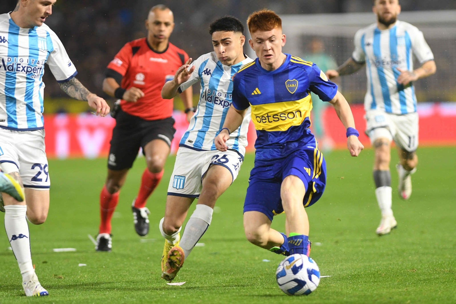 Barco, una de las figuras de Boca en La Bombonera.