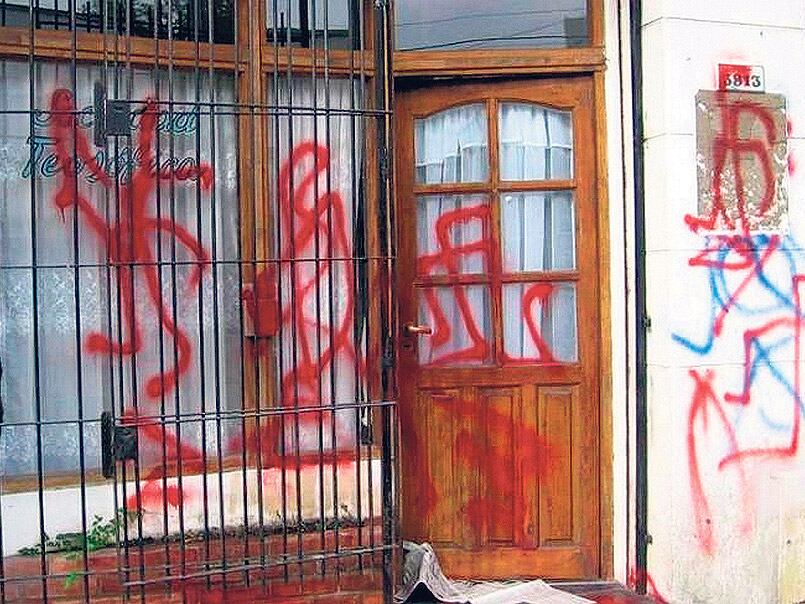 Esvásticas en el frente de los negocios de las víctimas.