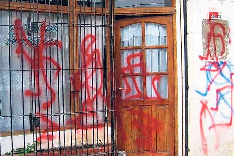 Esvásticas en el frente de los negocios de las víctimas.