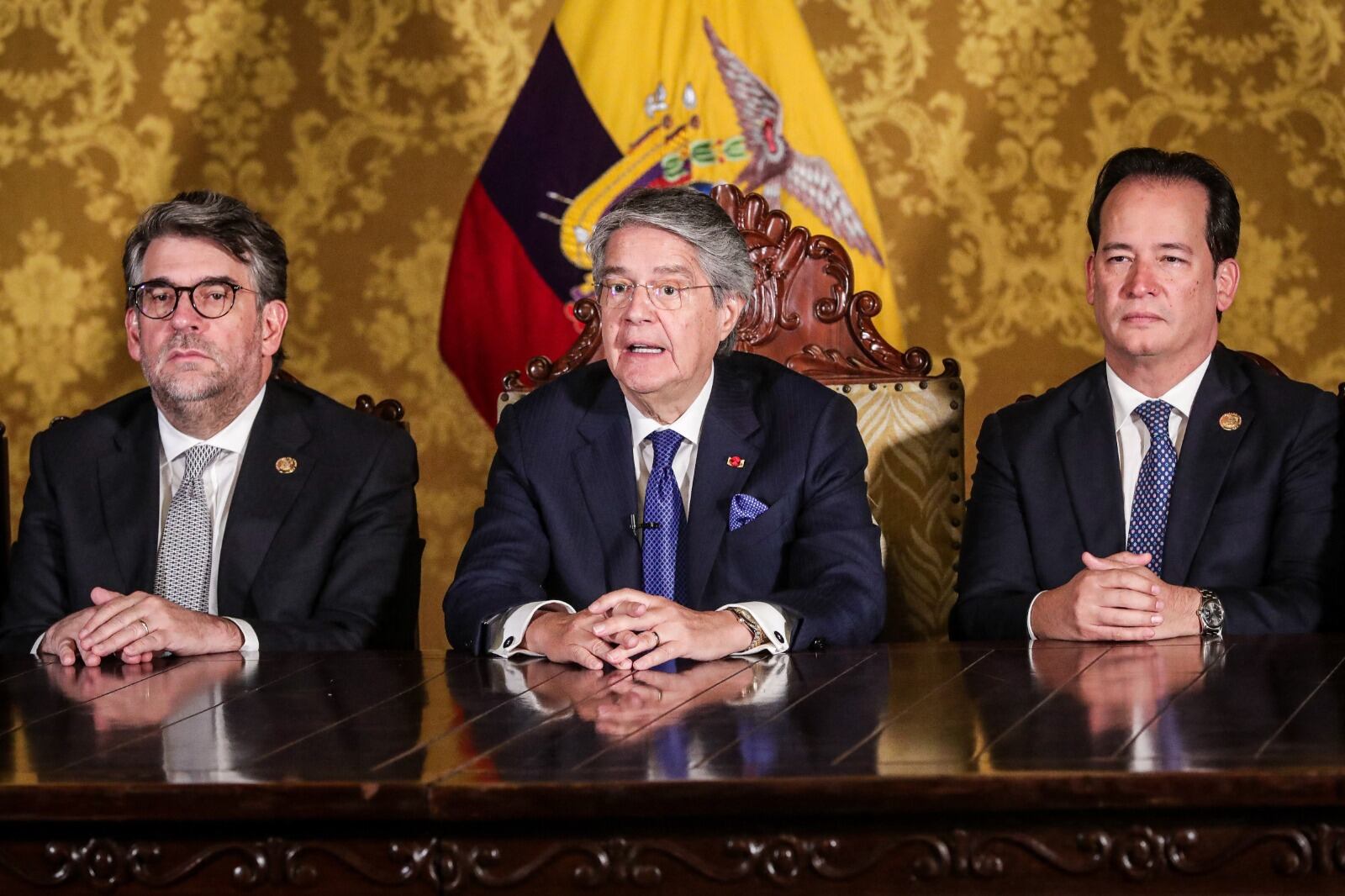 Lasso (centro) anuncia la "muerte cruzada" a través de la televisión estatal.