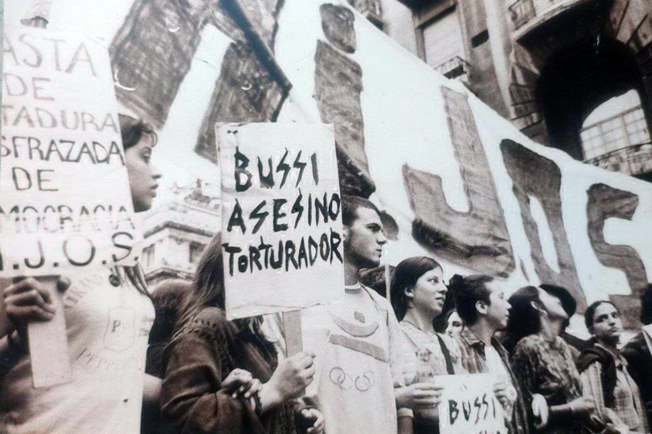 Histórico escrache de HIJOS a Antonio Domingo Bussi, año 1998. 