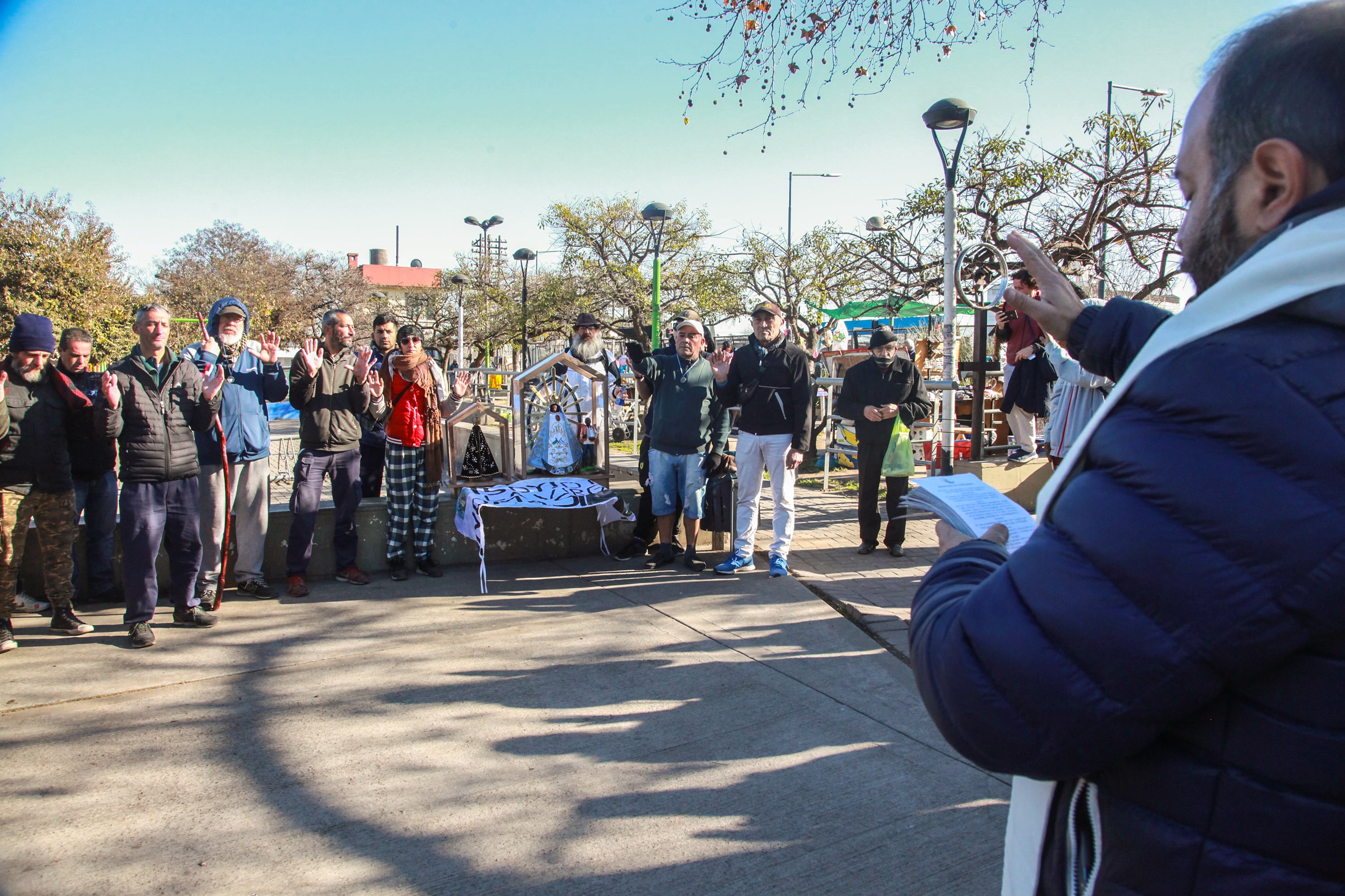 En el camino se desarrollan un pequeño acto religioso en Paso del Rey y, luego, una asamblea de movimientos sociales en una plaza de Merlo.