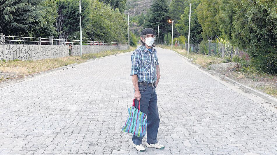 Un vecino de Epuyén acata el pedido del intendente de llevar barbijo.