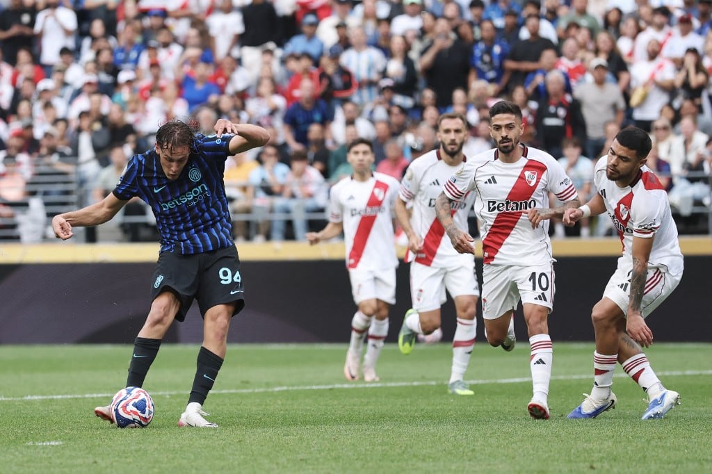 Paulo Díaz, desarmado, ya quedó pagando y anticipa el gol que se viene.