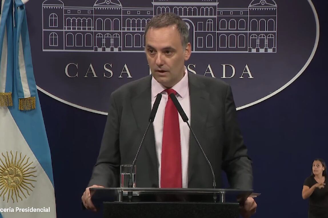 El vocero presidencial, Manuel Adorni, anunciando el cierre del Inadi