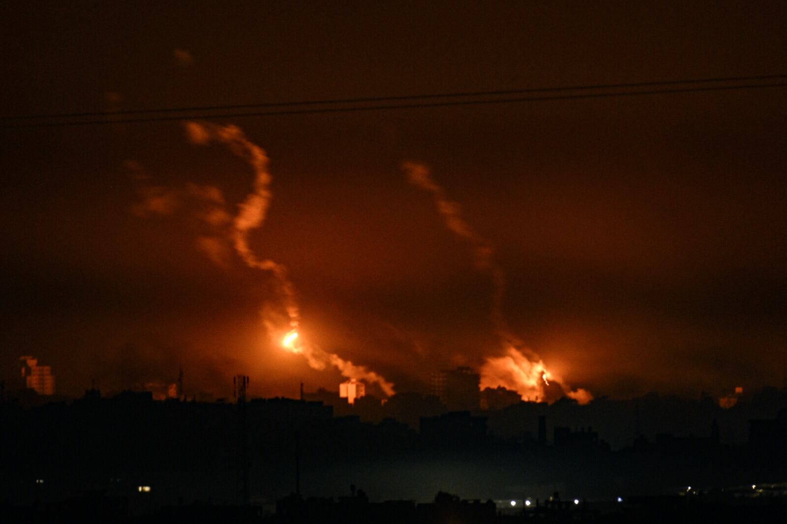 Los bombardeos de noche y madrugada se suceden en la Franja de Gaza.