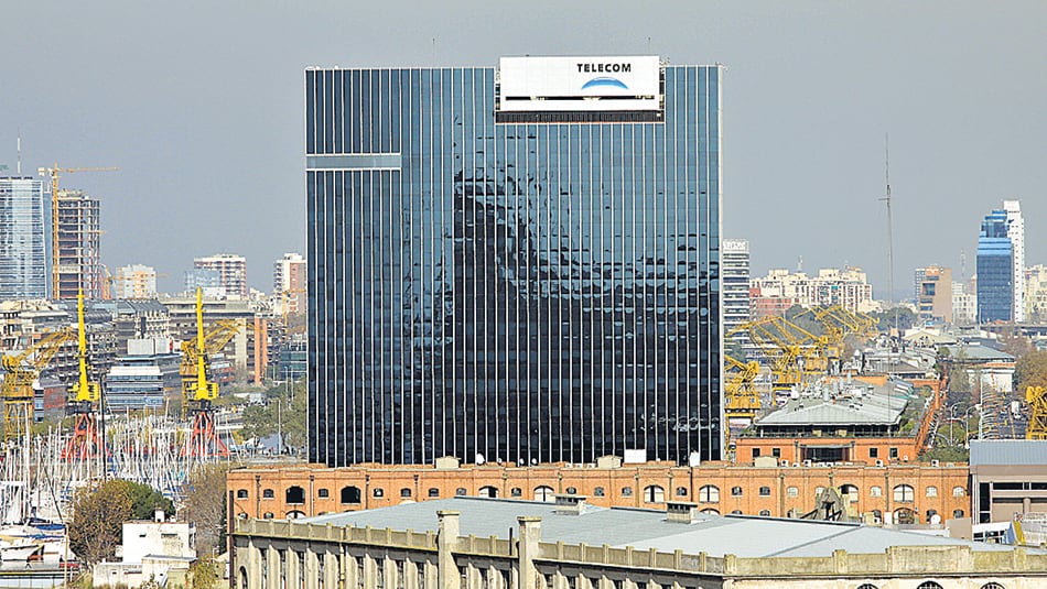 Telecom y Cablevisión Holding informaron el viernes a la noche que la primera absorberá a la segunda.