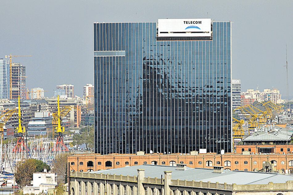 Telecom y Cablevisión Holding informaron el viernes a la noche que la primera absorberá a la segunda.