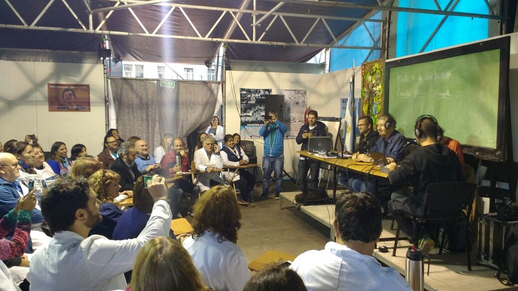 Víctor Hugo Morales transmitió en vivo desde la carpa docente.