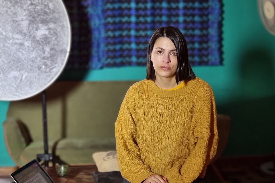 Macarena García Lenzi escribió y dirigió la obra que apela al humor negro. 