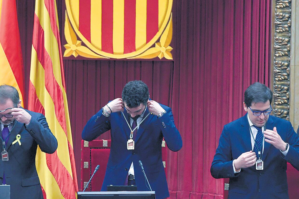 Roger Torrent (centro) fue elegido presidente del nuevo Parlamento catalán.