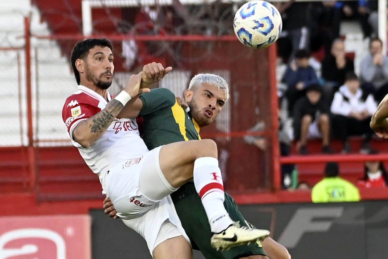 Torres y Pereyra luchan por la pelota durante la primera mitad