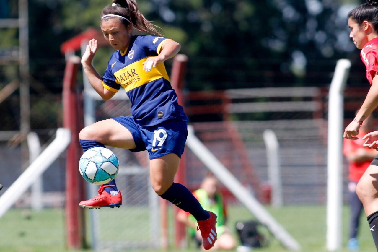 Fabiana Vallejos controla para Boca.