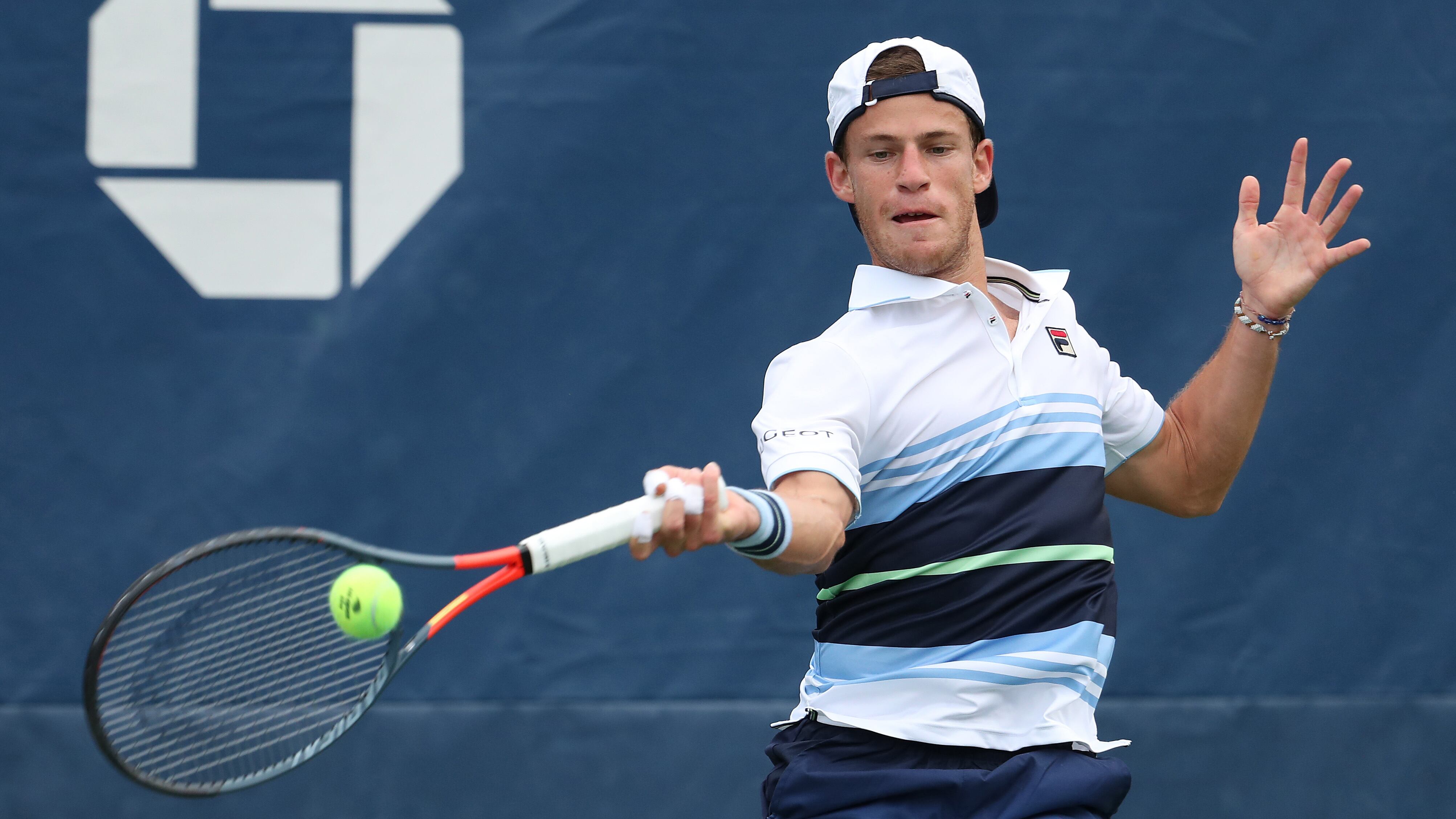 Schwartzman pega de drive en una acción en el US Open.