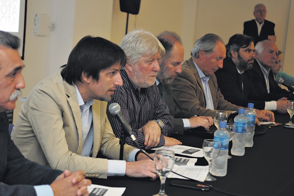 Los responsables del nuevo Observatorio de Tarifas durante el lanzamiento en la Universidad Metropolitana para la Educación y el Trabajo.