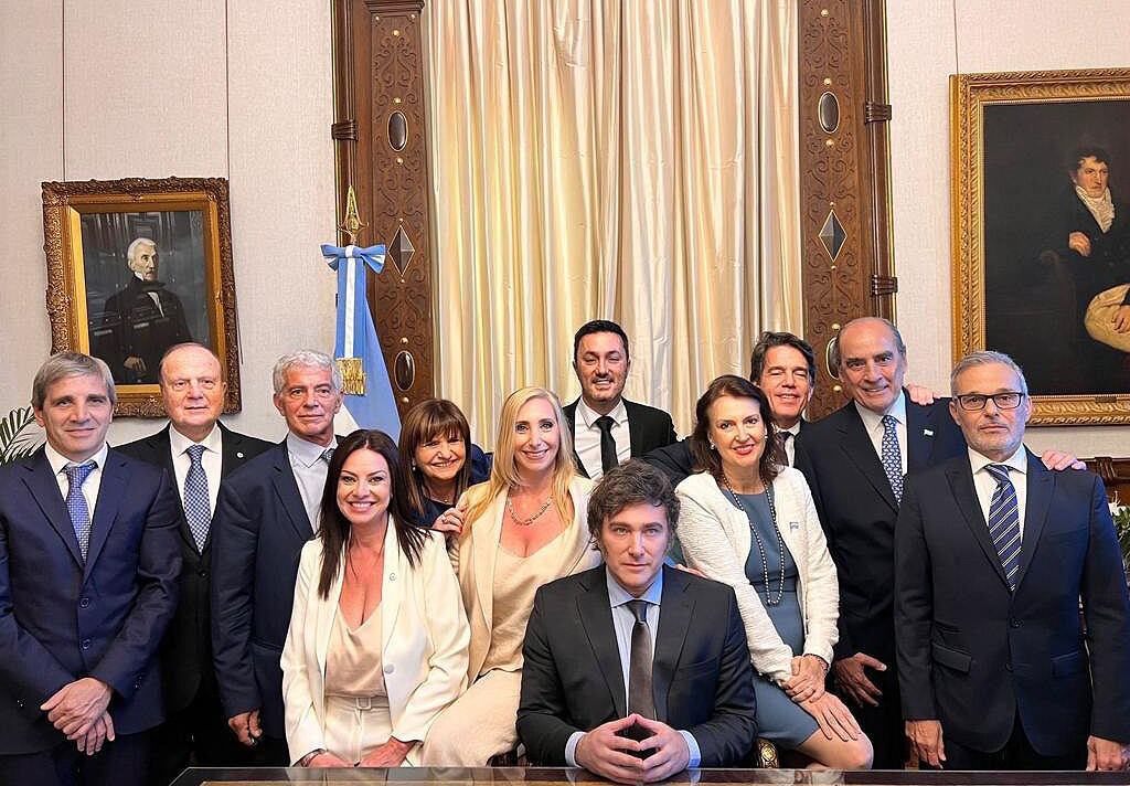 Milei y su gabinete tras la asunción. 
