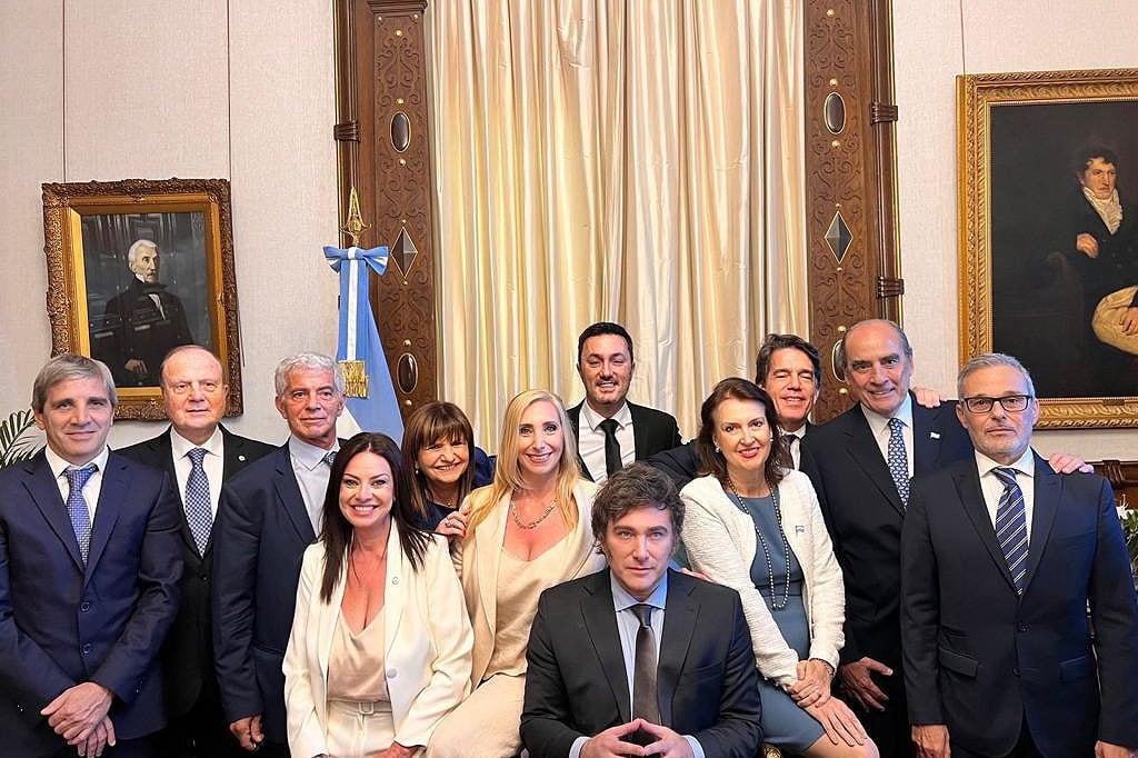 Milei y su gabinete tras la asunción.