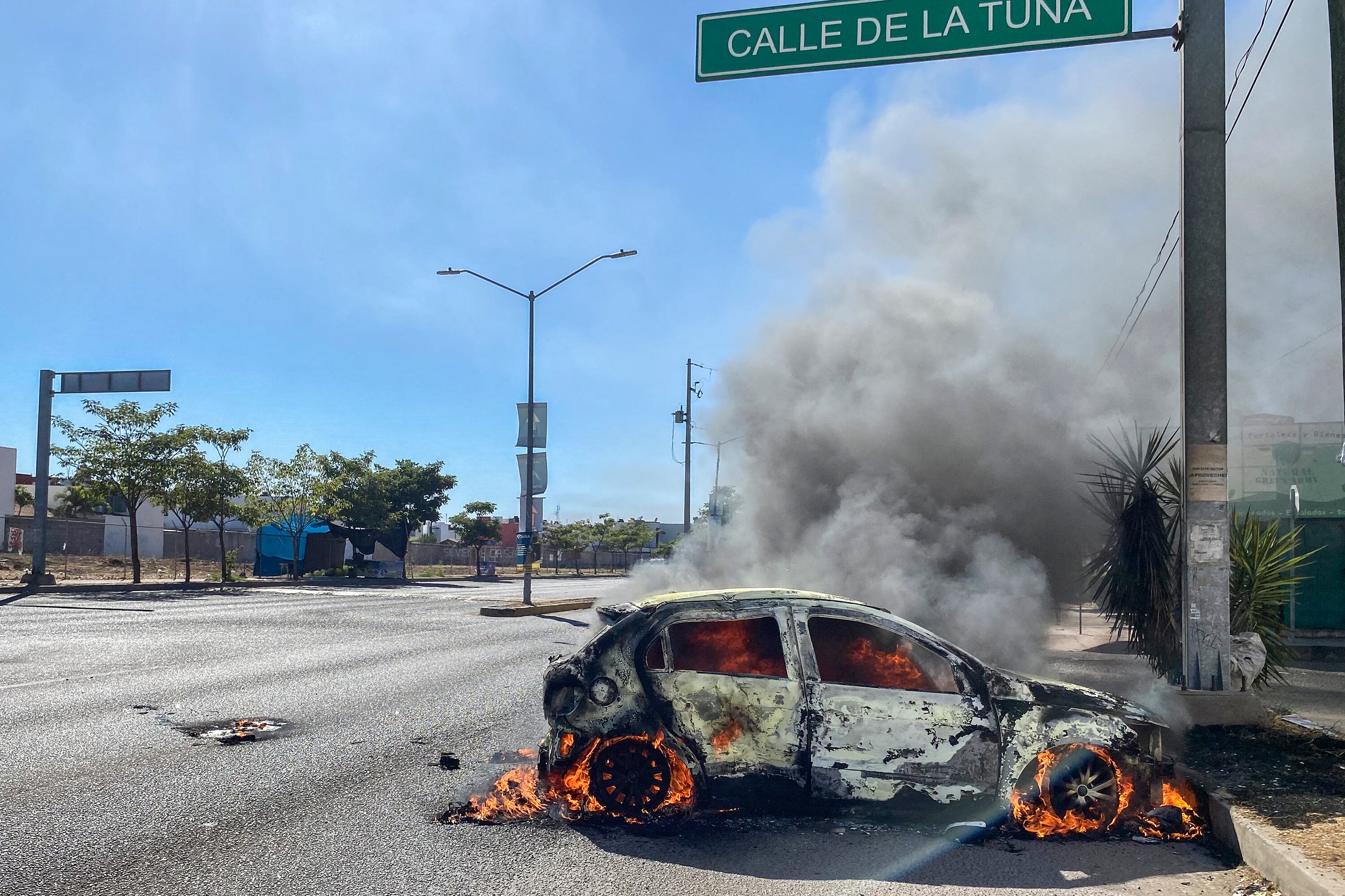 Un autoquemado en Culiacán durante el operativo.