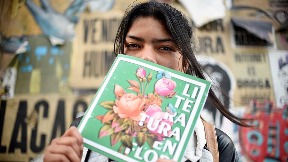 Mirando unos videos, pensó en "transformación", y ahí se le ocurrió el poema.