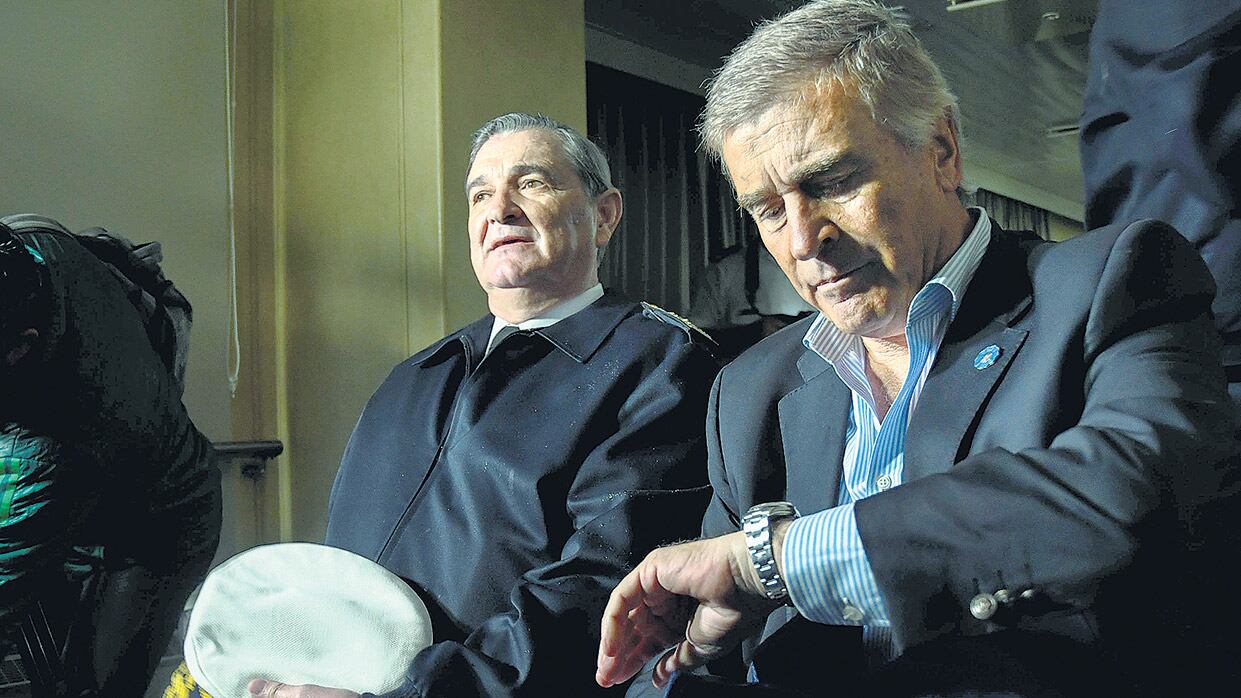 El ministro de Defensa, Oscar Aguad (derecha), desplazó al comandante en jefe de la Armada.