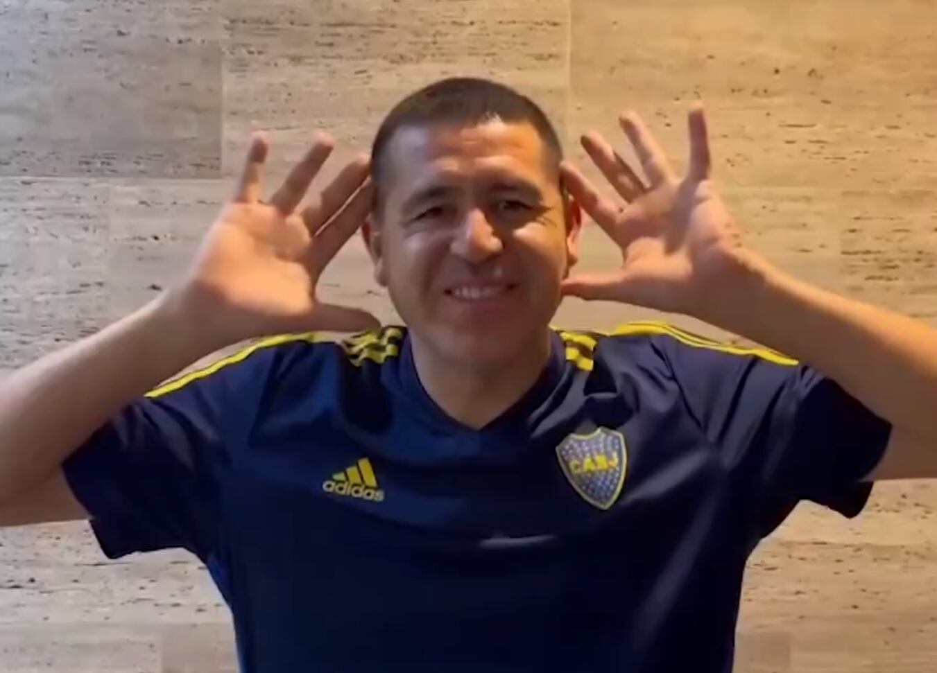 Román imita el gesto que le hizo a Macri en 2001 mientras lo veía desde el palco de la Bombonera en un triunfo ante River.