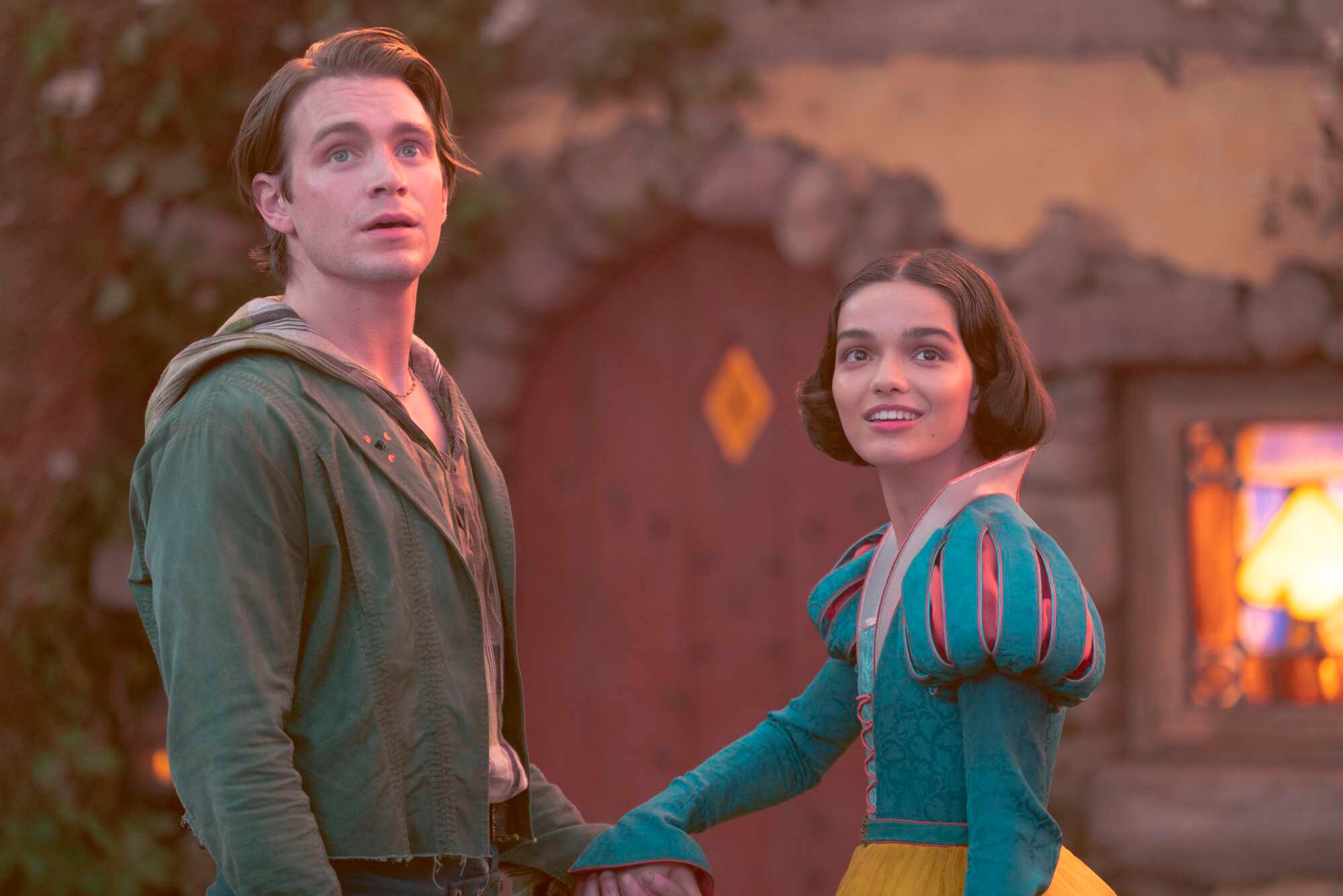 Andrew Burnap y Rachel Zegler, un príncipe bastante plebeyo y una heroína inclusiva