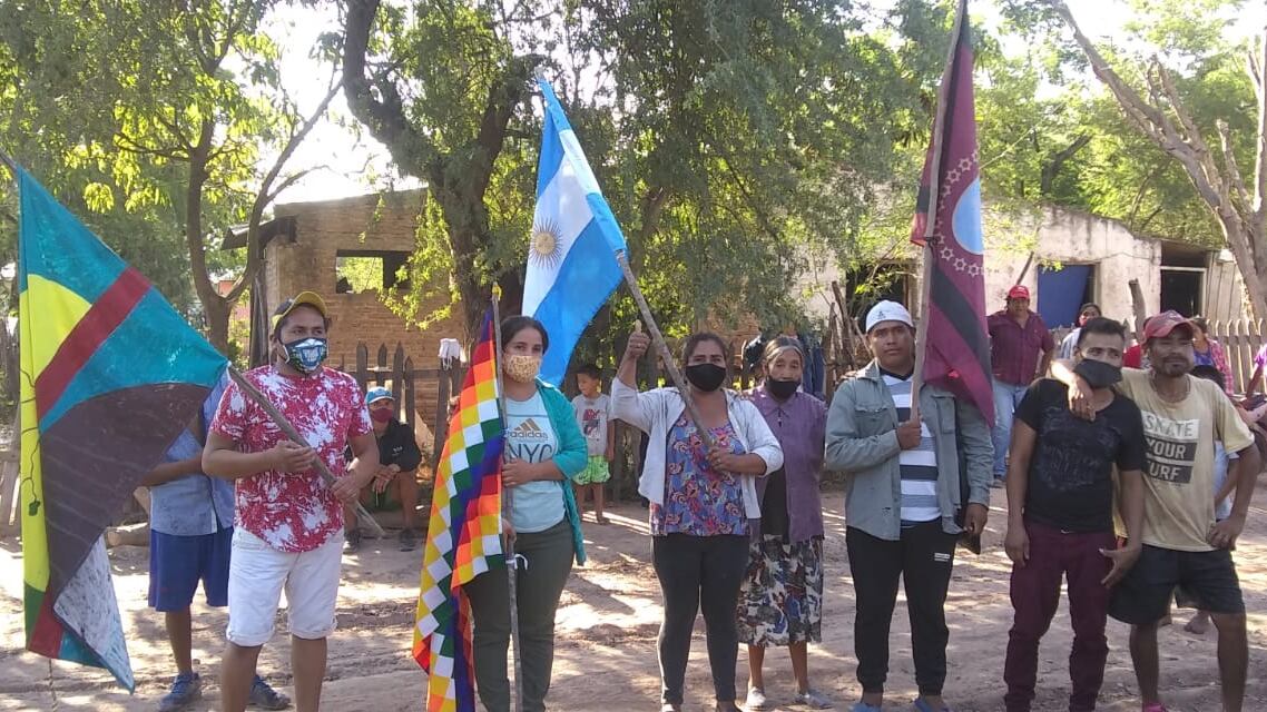 Claudia Soria, con la bandera de los Pueblos Originarios