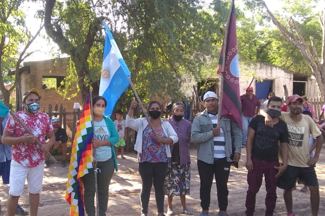 Claudia Soria, con la bandera de los Pueblos Originarios