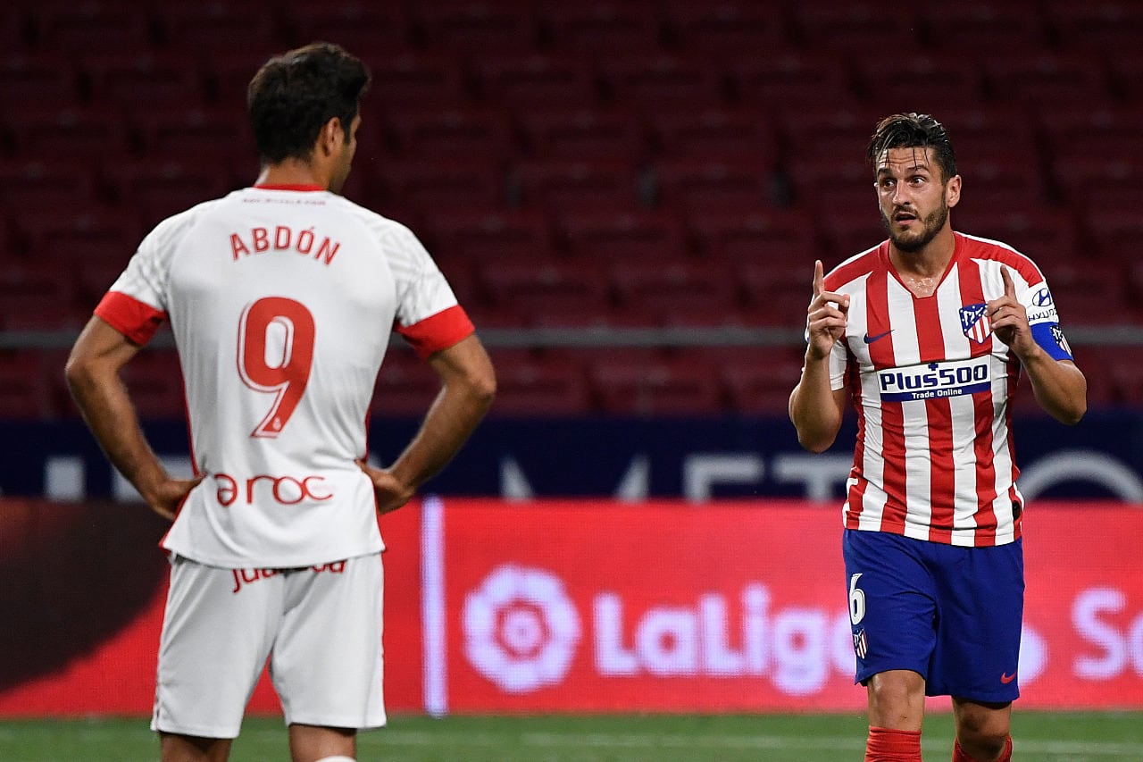 Koke celebra el tercero del Aleti, ante la resignación de Prats.