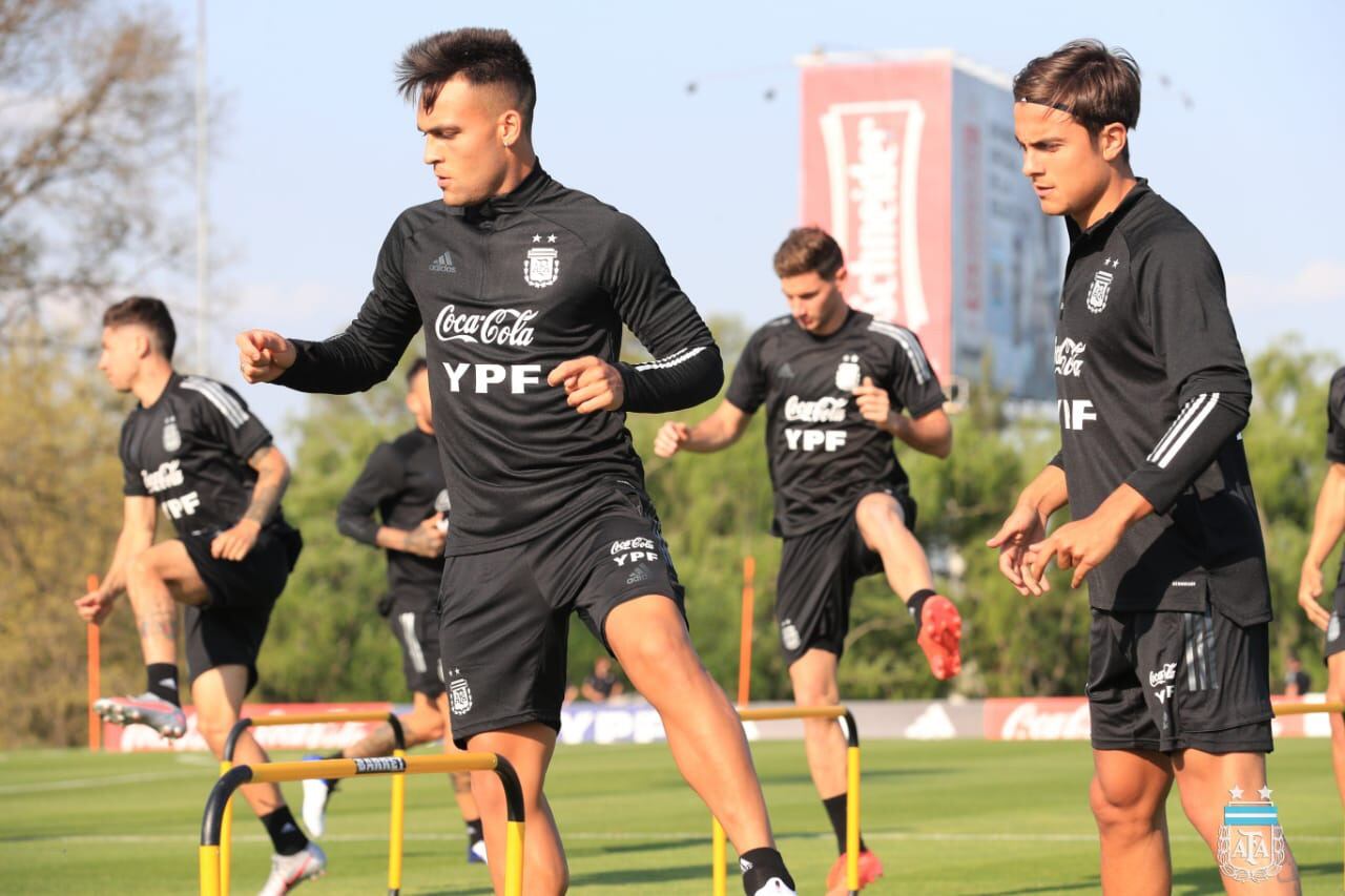 Lautaro Martínez y Dybala realizan ejercicios físicos en el predio de Ezeiza.
