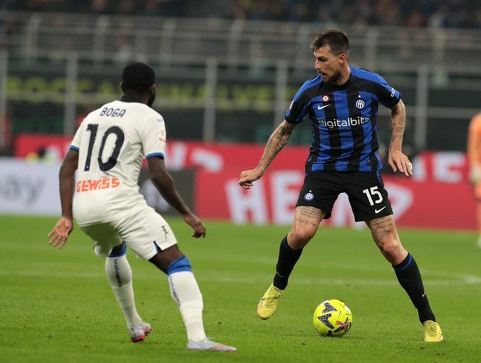 Acerbi controla el balón ante el marfileño Boga. El Neroazzurro pasó a semis