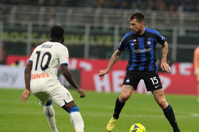 Acerbi controla el balón ante el marfileño Boga. El Neroazzurro pasó a semis