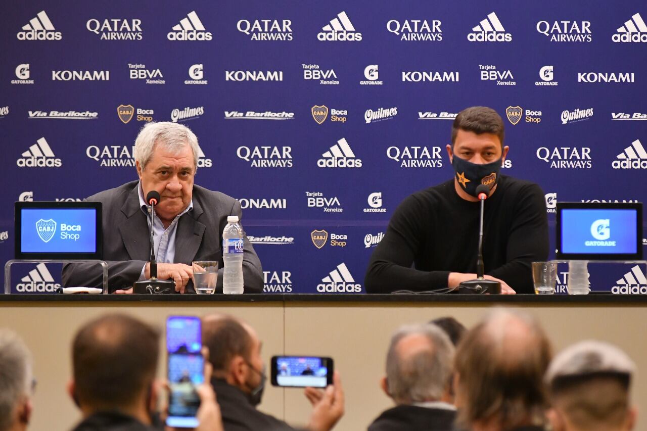 Battaglia, durante su presentación como nuevo DT, junto al presidente Ameal.