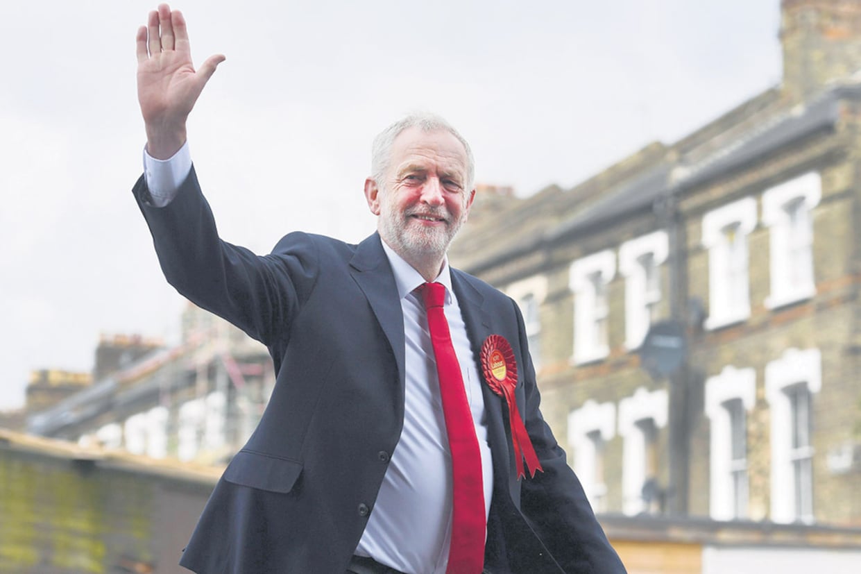 Corbyn saluda antes de votar en el distrito de Islington en Londres. Condujo al Partido Laborista a una buena elección.