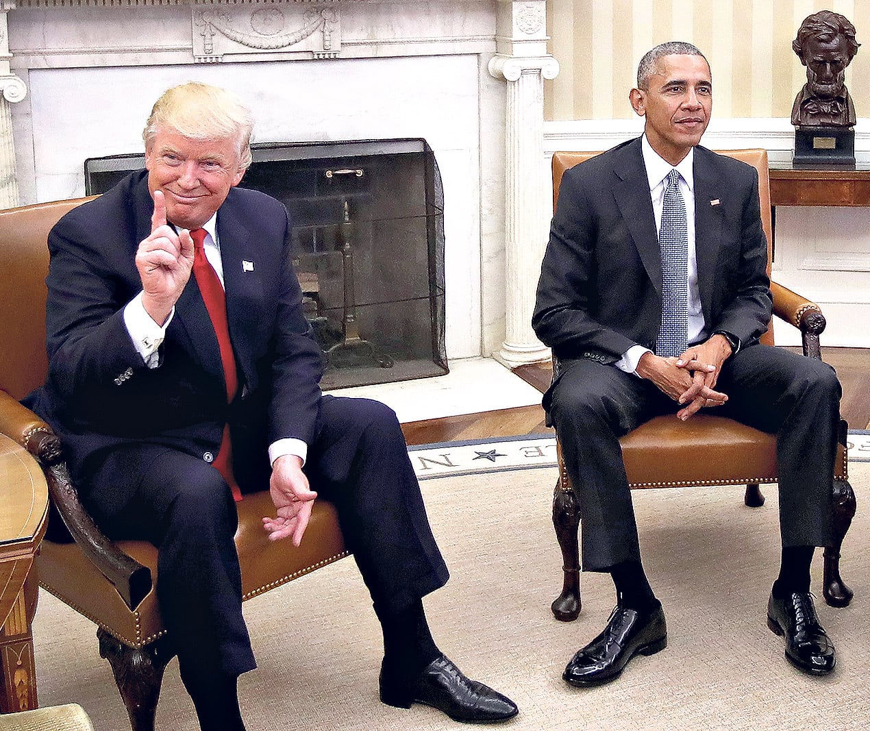 Trump y Obama, enemigos íntimos, se dan la mano en el Salón Oval de la Casa Blanca.