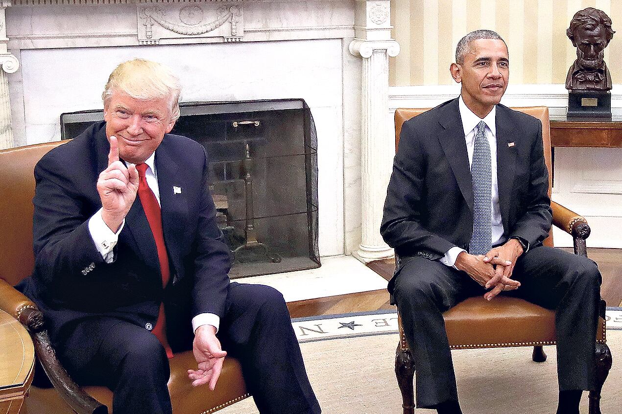 Trump y Obama, enemigos íntimos, se dan la mano en el Salón Oval de la Casa Blanca.