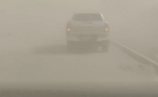 Una mujer y su hijo sorprendidos por las ráfagas del viento Zonda, en Mendoza. Imagen: Tiktok