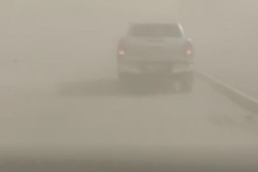 Una mujer y su hijo sorprendidos por las ráfagas del viento Zonda, en Mendoza. Imagen: Tiktok